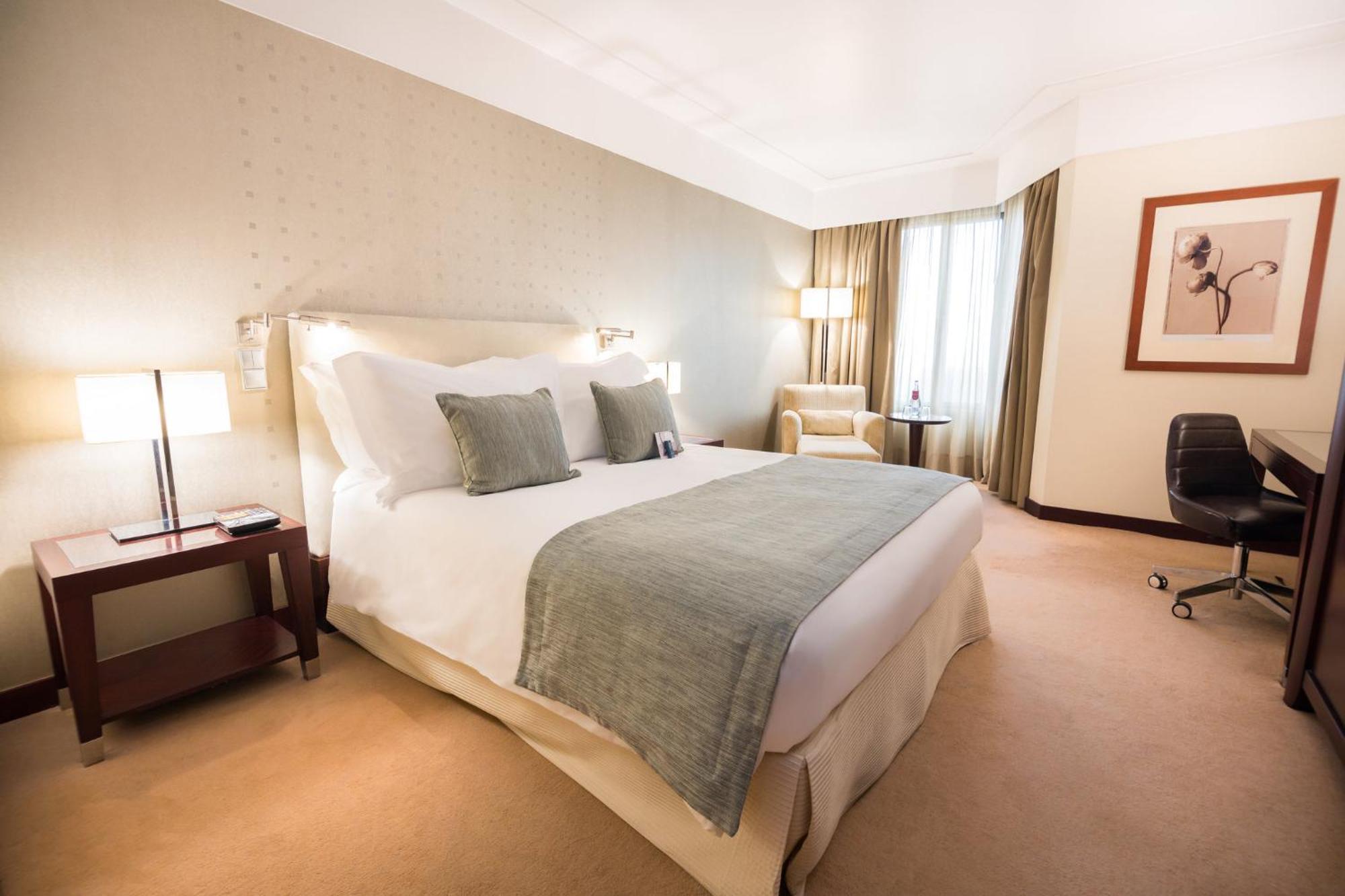 Crowne Plaza Porto By Ihg Hotel Exterior photo A room at the hotel
