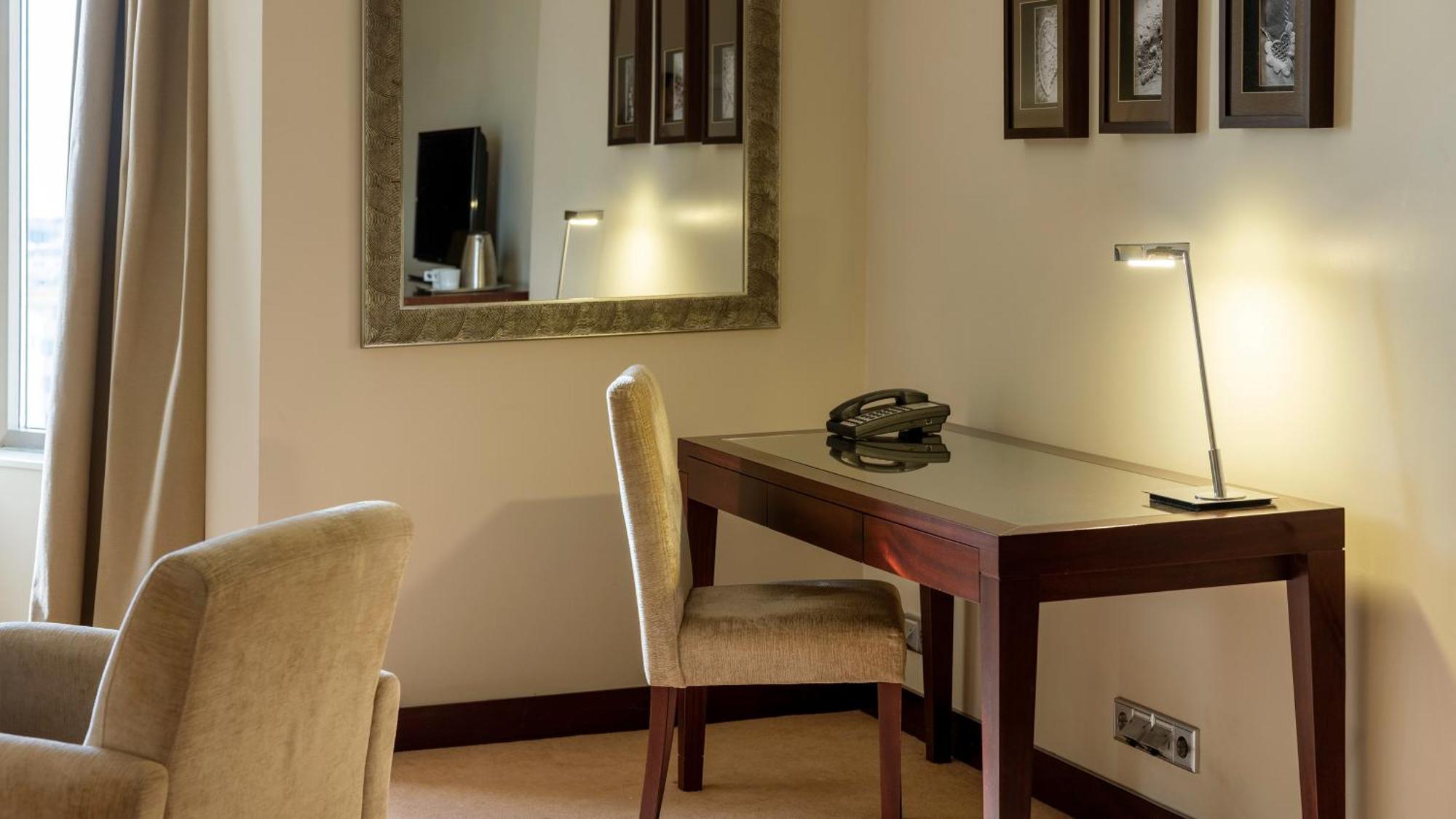 Crowne Plaza Porto By Ihg Hotel Exterior photo A desk with a built-in light