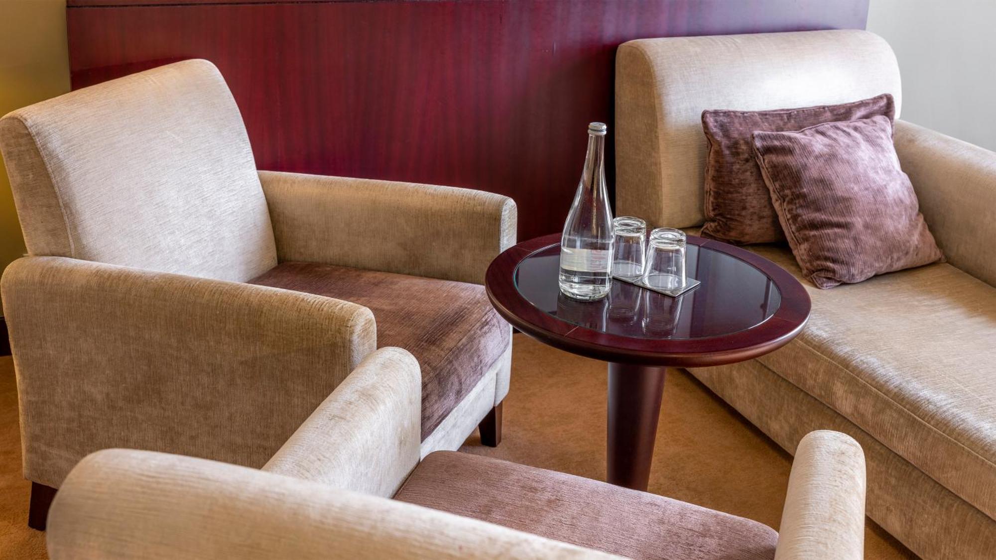 Crowne Plaza Porto By Ihg Hotel Exterior photo A table with a glass bottle and a glass cup