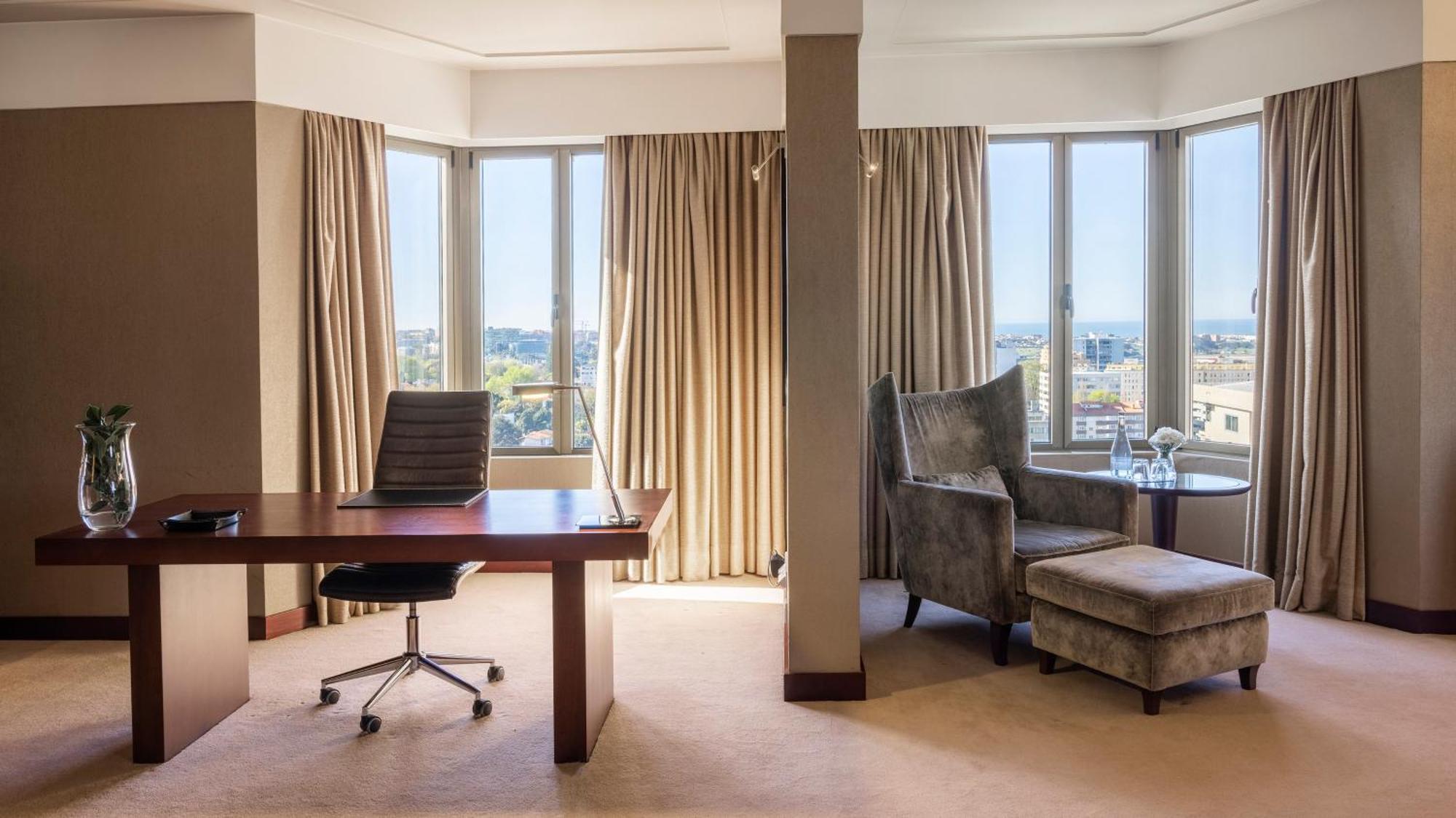 Crowne Plaza Porto By Ihg Hotel Exterior photo A suite at the Hilton Athens