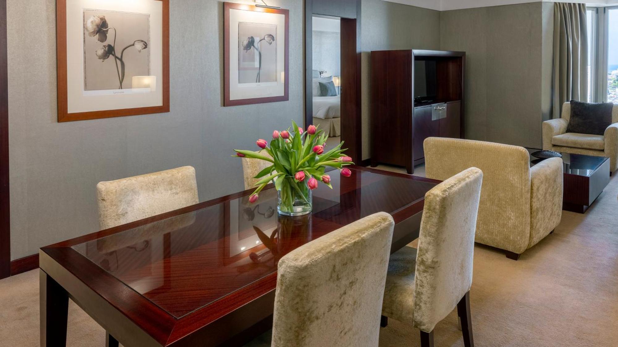 Crowne Plaza Porto By Ihg Hotel Exterior photo A suite at the hotel