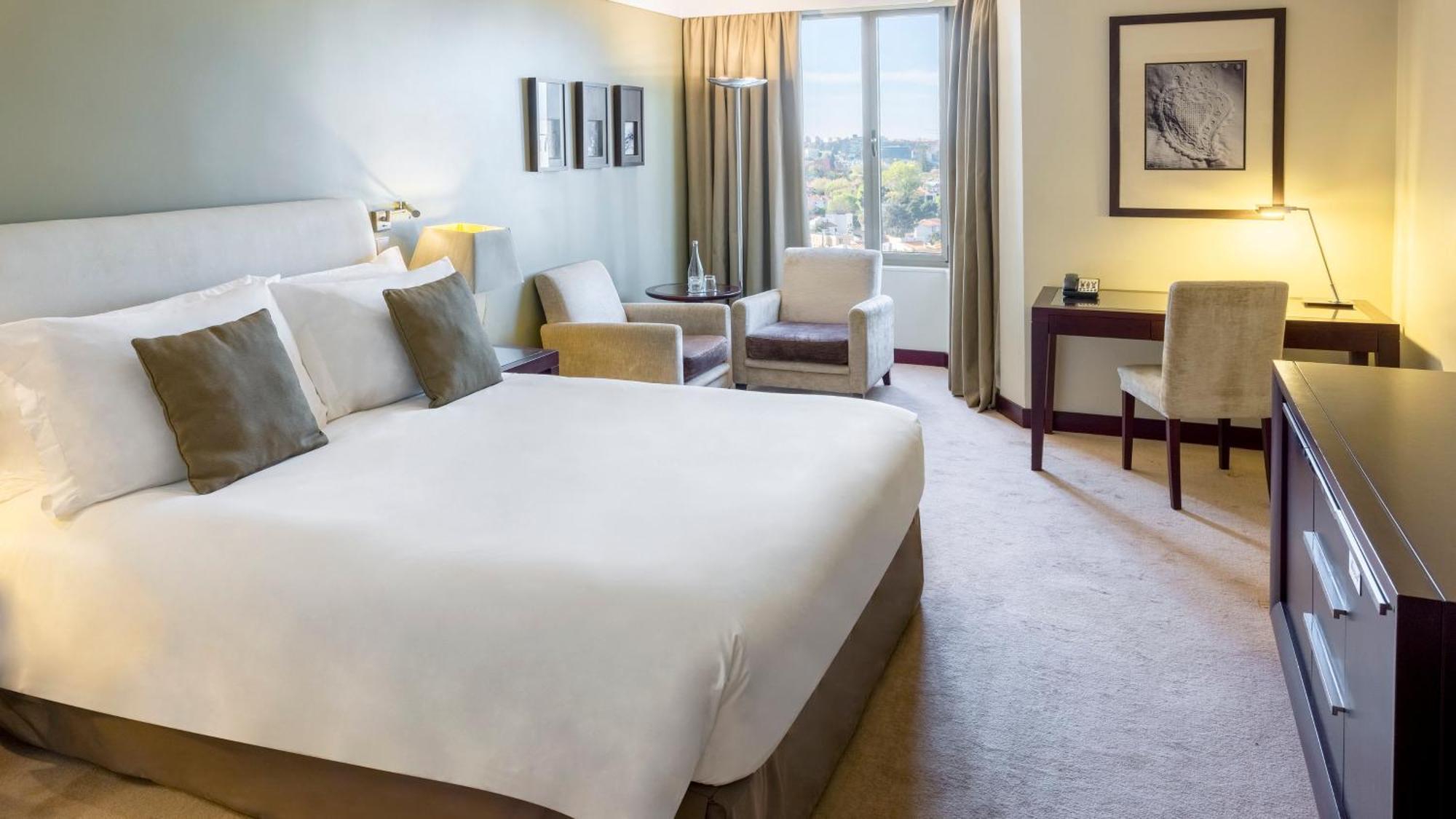 Crowne Plaza Porto By Ihg Hotel Exterior photo A room at the hotel
