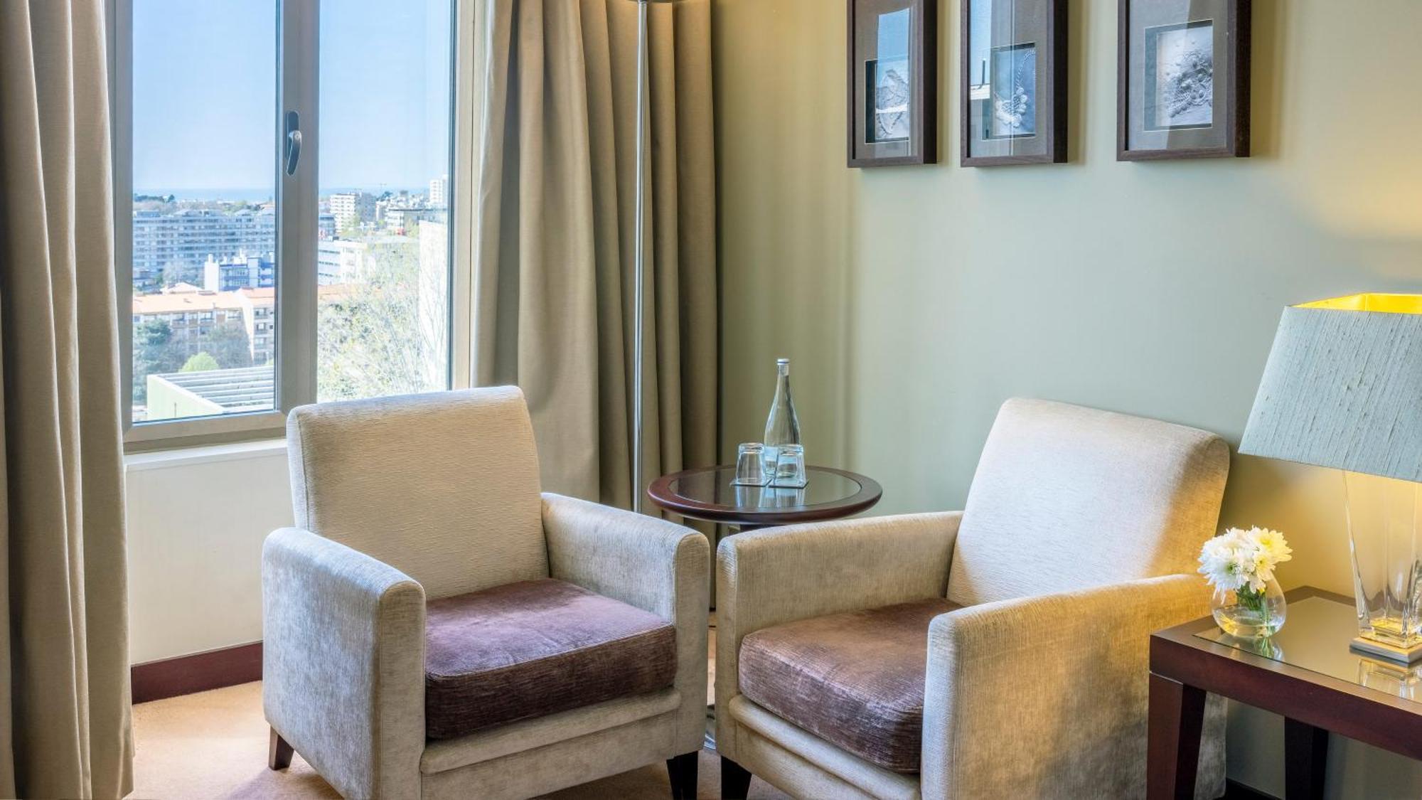 Crowne Plaza Porto By Ihg Hotel Exterior photo A room at the hotel