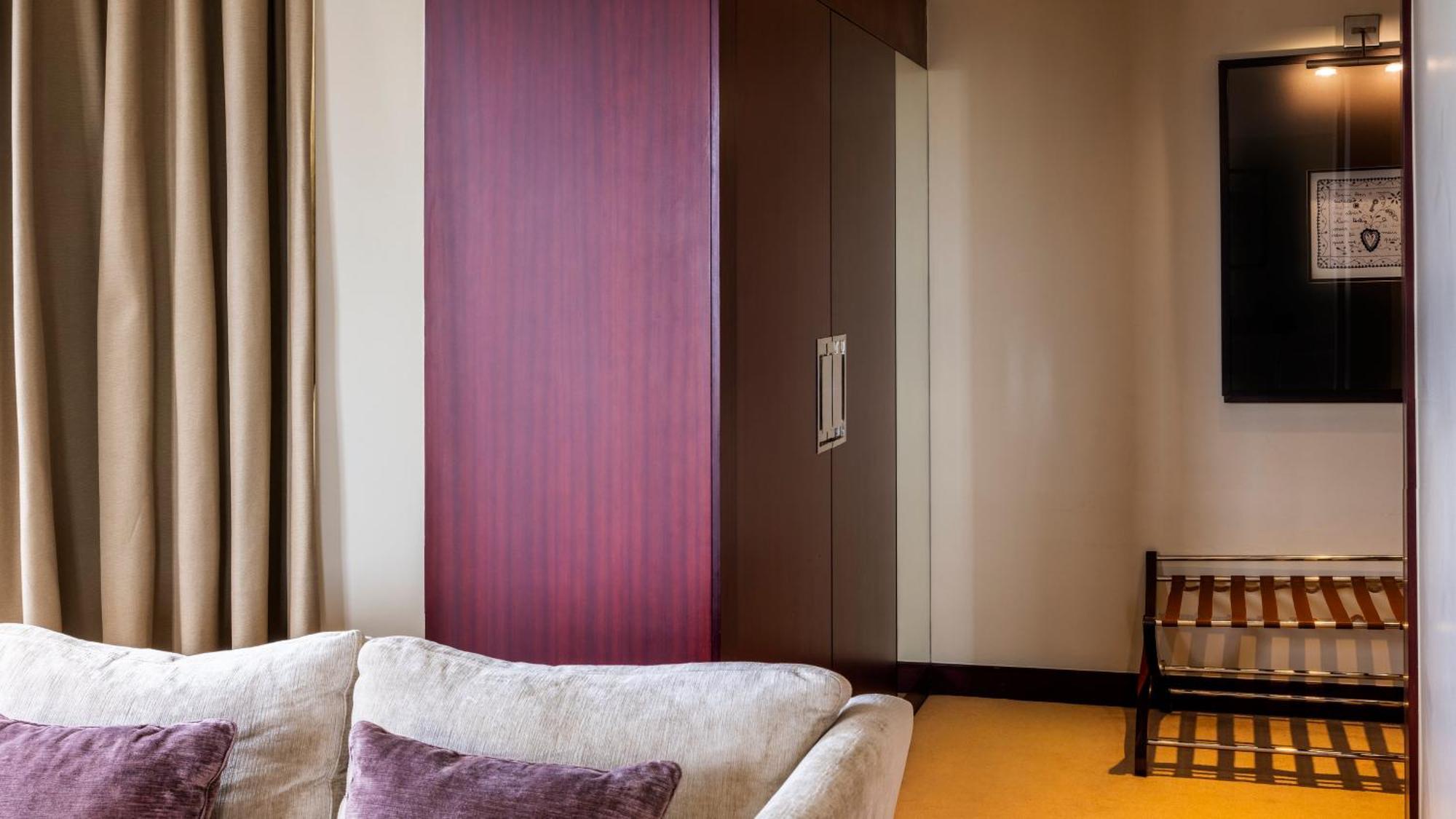 Crowne Plaza Porto By Ihg Hotel Exterior photo A wardrobe